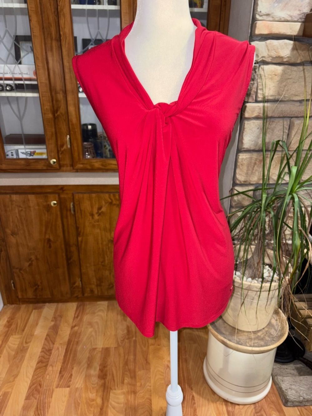 Anne Klein size 2X red sleeveless business blouse with knotted chest EUC
